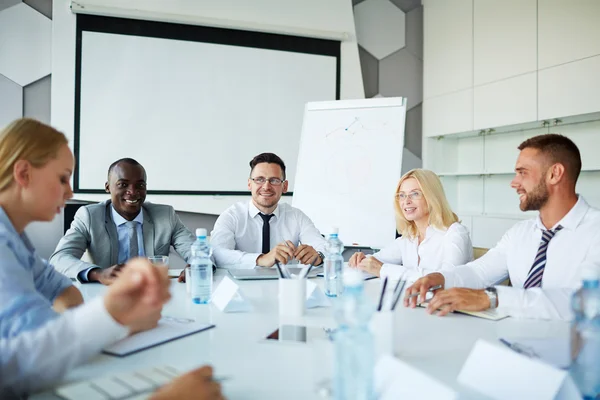 Grupo de gestores interagindo no briefing — Fotografia de Stock