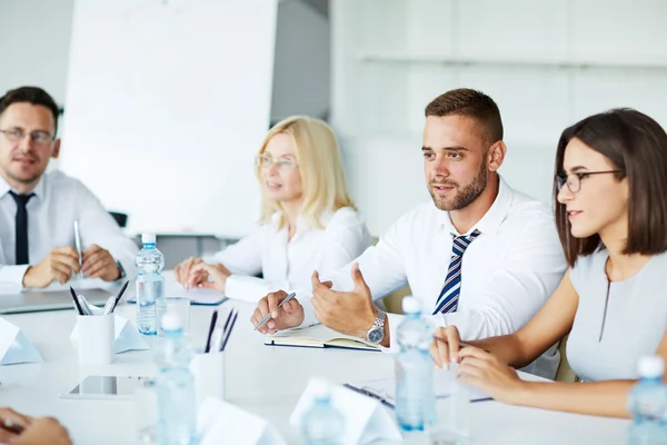 Empresários confiantes que interagem na reunião — Fotografia de Stock