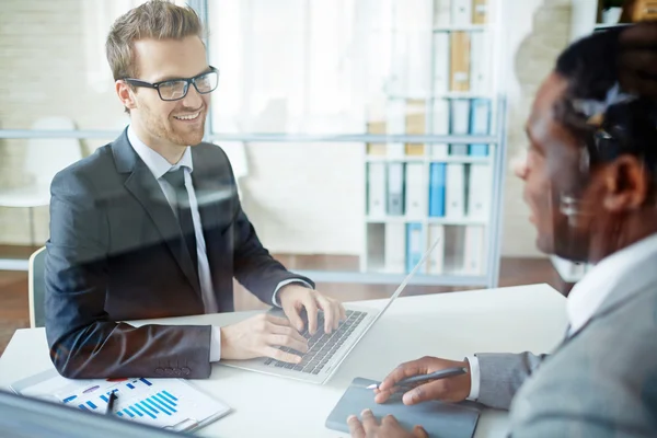 Empresarios en el trabajo en la oficina — Foto de Stock