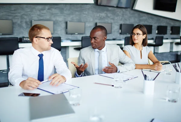 Dos hombres de negocios consultando en la reunión — Foto de Stock