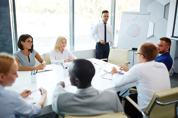 Geschäftsleute lauschen Erläuterungen zu Daten — Stockfoto