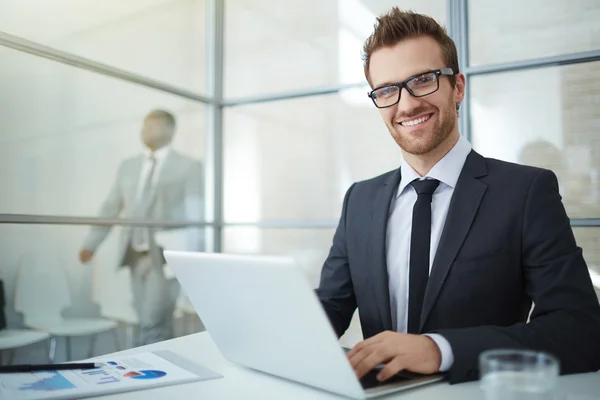 Empresario escribiendo en el ordenador portátil — Foto de Stock