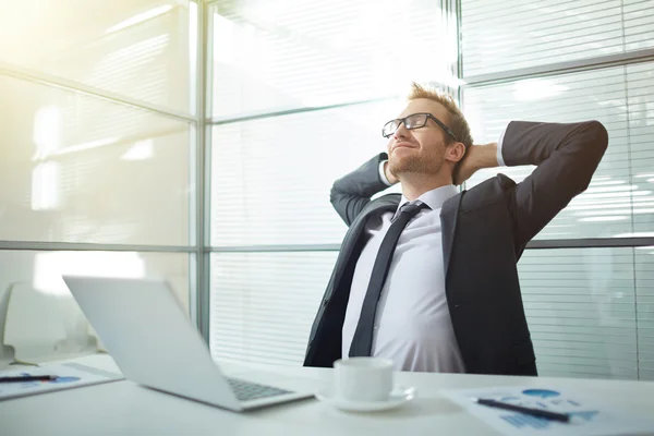 Uomo d'affari che ha una pausa in ufficio — Foto Stock