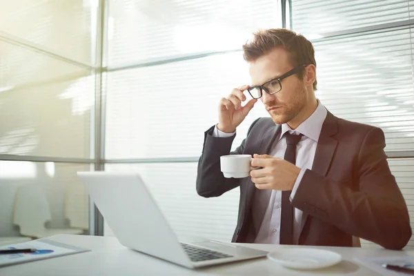 Jonge zakenman drinken koffie — Stockfoto