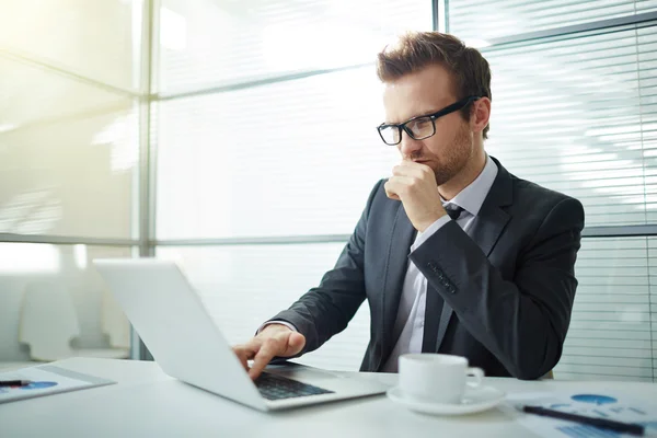 Empresário usando seu laptop para o trabalho — Fotografia de Stock