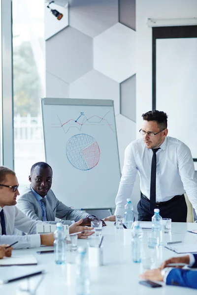 Empresário com colegas durante discussão — Fotografia de Stock