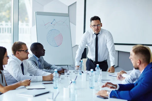 Manager hören ihrem Chef zu — Stockfoto