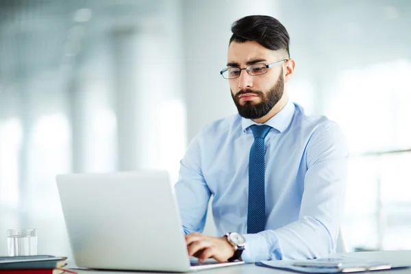 Zakenman typen op laptop — Stockfoto