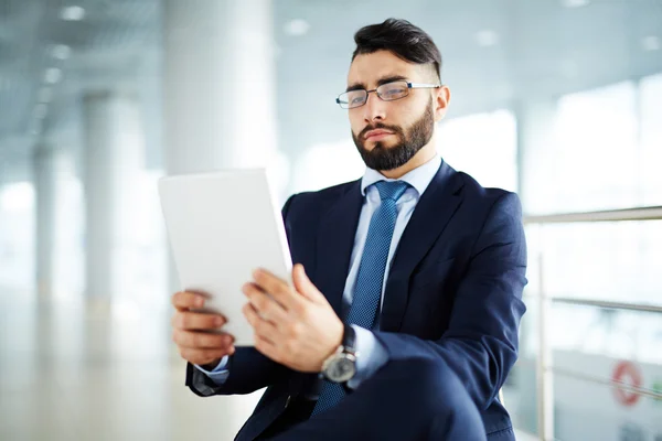 Zakenman lezen op zijn touchpad — Stockfoto