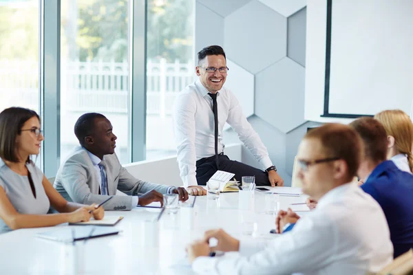 Arbetsgivaren diskuterar nya idéer med specialister — Stockfoto