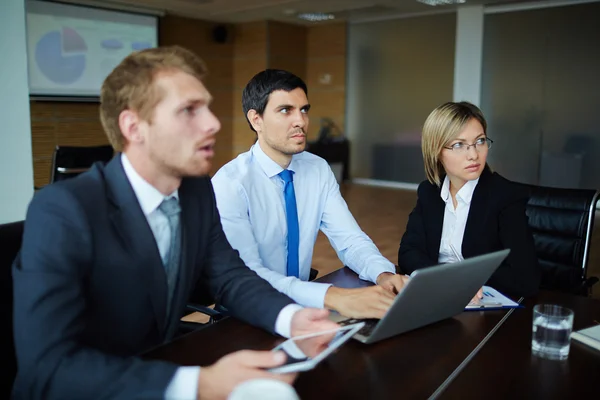 Empresarios durante la presentación — Foto de Stock