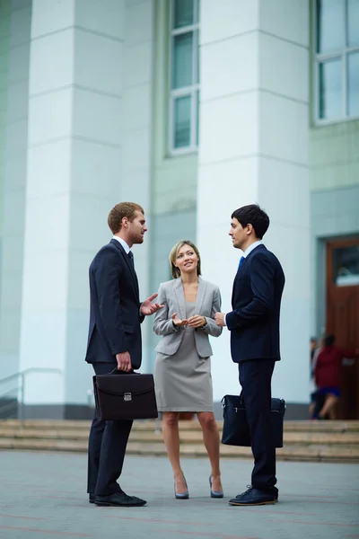 Businesspeople having outdoor conversation — Stock Photo, Image