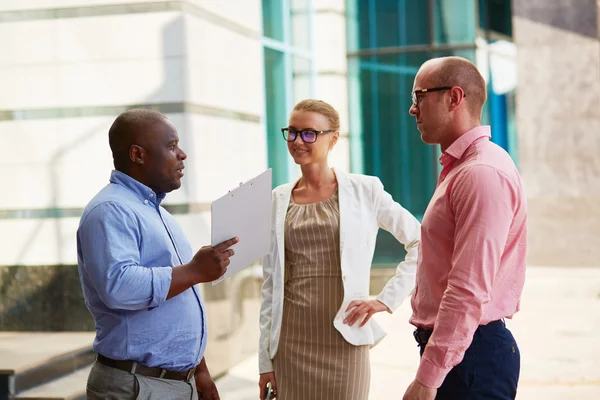 Business team communicating near the office — Stock Photo, Image