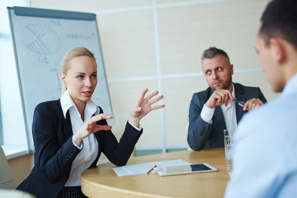 Geschäftsfrau erklärt bei Treffen ihre Ideen — Stockfoto