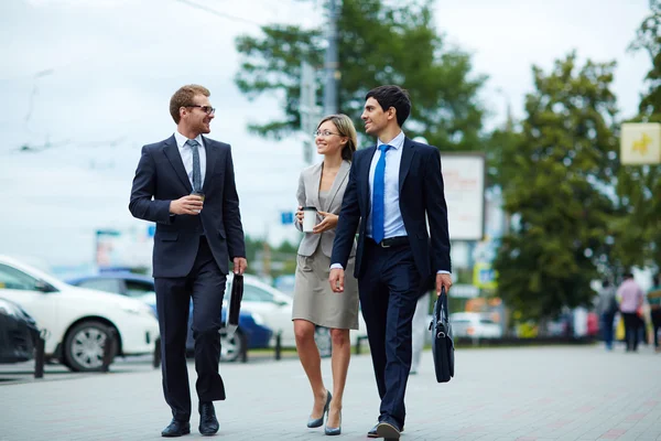 Colegas caminando después de la jornada laboral — Foto de Stock