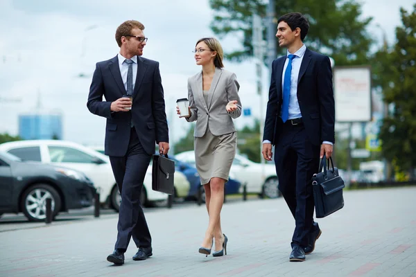 Des hommes d'affaires marchant ensemble dans la rue — Photo