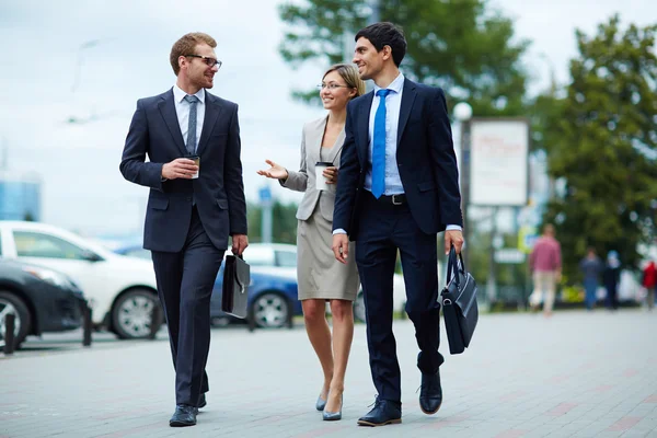 Empresarios caminando y hablando — Foto de Stock