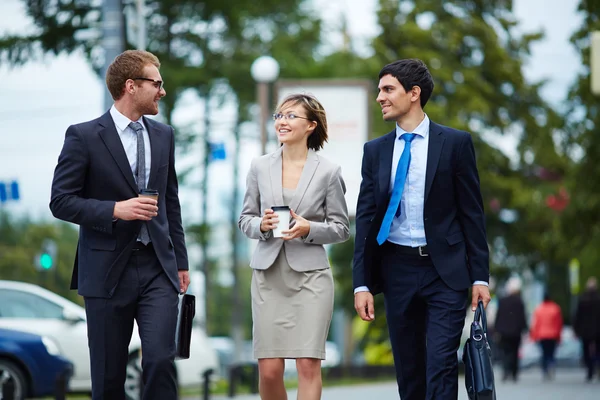 Gérants heureux discutant des plans de travail — Photo