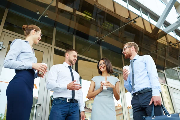 Grupo de trabajadores de oficina que se comunican al aire libre — Foto de Stock