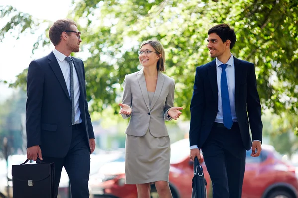 Group of employees speaking on the move — Stock Photo, Image