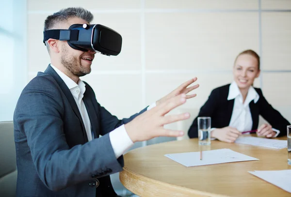 Homme d'affaires moderne en réalité virtuelle casque — Photo