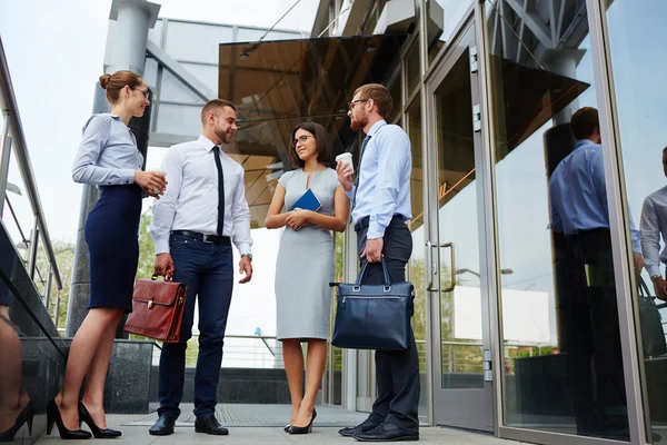 Grupo de empresários conversando perto do escritório — Fotografia de Stock