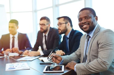 Ofis toplantı sırasında iş adamları 