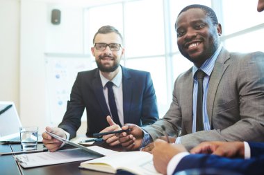 Başarılı işadamları birlikte iş planlama