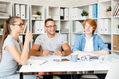 Ofiste çalışan çağdaş yöneticilerinin 