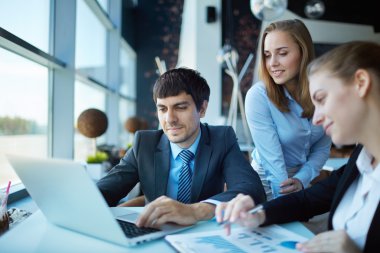 Kafede dizüstü bilgisayarda ağ iş arkadaşları