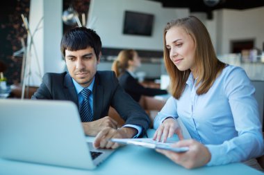 İşadamı ve işkadını dizüstü ekran arıyorum 