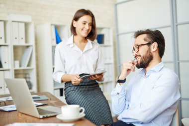 İş ortakları birlikte çalışırlar.