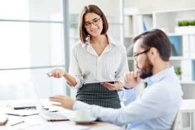 Ofiste takım içinde çalışma arkadaşları