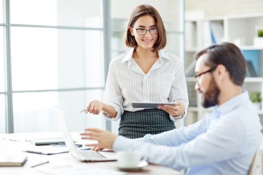 Ağ ve veri tartışırken iş adamları