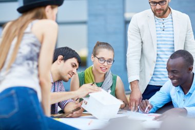 Genç Mimarlar tartışırken toplantıda kroki