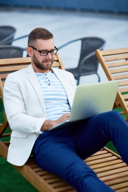 Dizüstü bilgisayarda boş olarak ağ serbest meslek