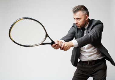 Tenis oynarken işadamı 