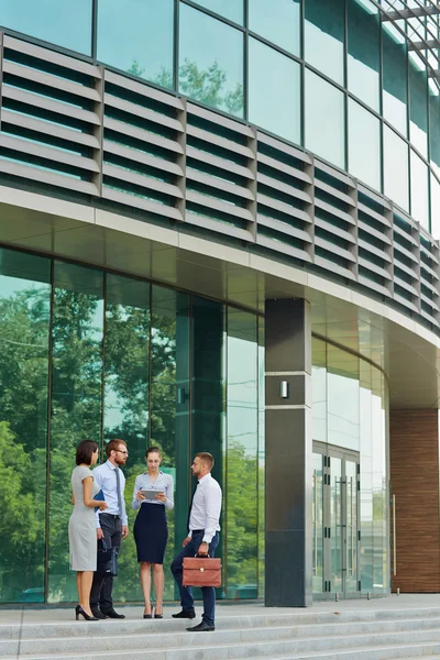 Businesspeople standing near the modern building — Stock Photo, Image