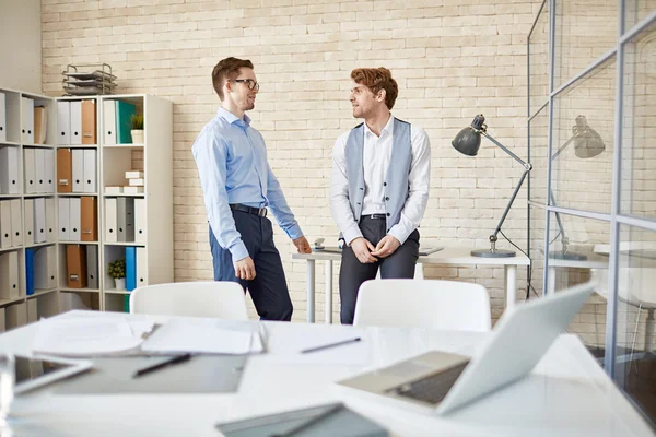 Colleagues communicating after meeting — Stock Photo, Image