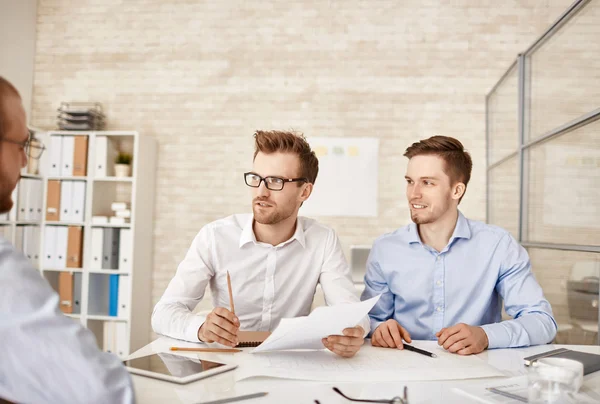 Gli imprenditori che progettano di lavorare insieme — Foto Stock