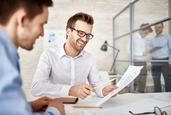 Businessman examining business contract — Stock Photo, Image