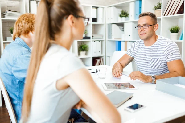 Empregador entrevistando especialistas no escritório — Fotografia de Stock