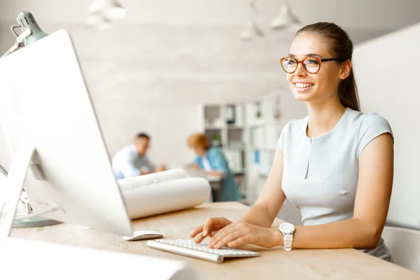 Junge Designerin sitzt vor dem Computer — Stockfoto