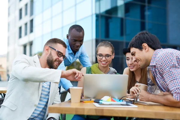 Präsentation des Projekts am Laptop-Bildschirm — Stockfoto