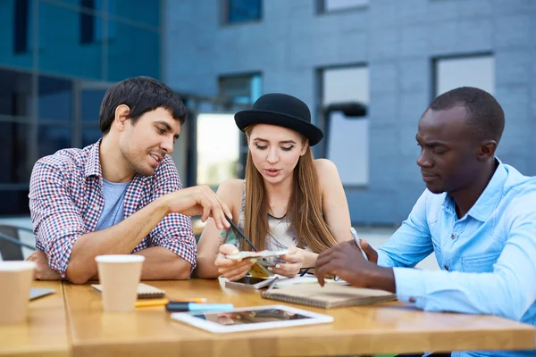 Diseñadores discutiendo nuevo proyecto de negocio — Foto de Stock