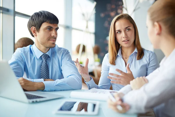 Zwei Arbeitgeber im Gespräch mit jungen Fachkräften — Stockfoto