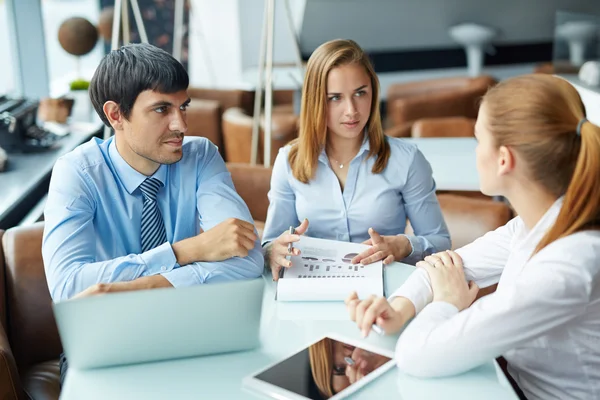 Empresarios que contratan a una nueva persona para trabajar — Foto de Stock