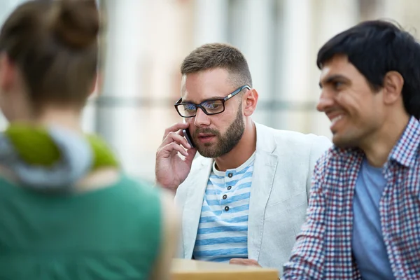 Biznesmen mówiąc na telefon komórkowy — Zdjęcie stockowe