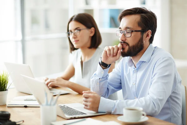 Fundersam anställda under arbete — Stockfoto