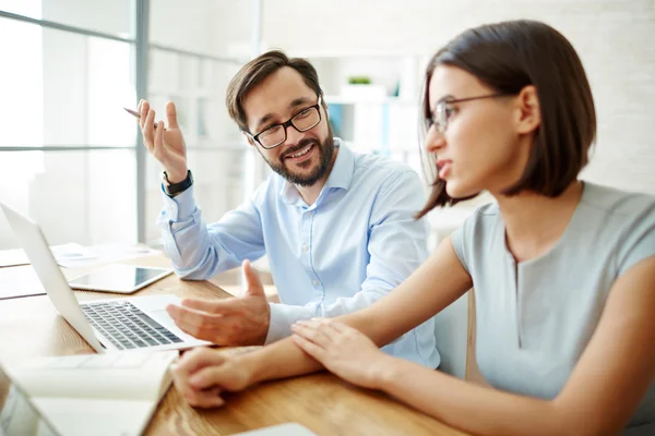 Gente de negocios discutiendo juntos — Foto de Stock